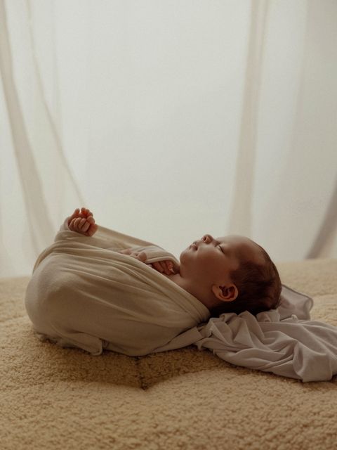 Neonata avvolta che dorme