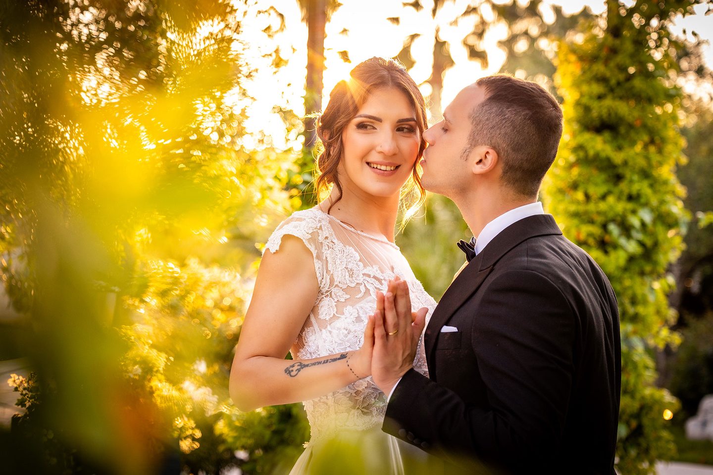 Gli sposi bacio giardino verde