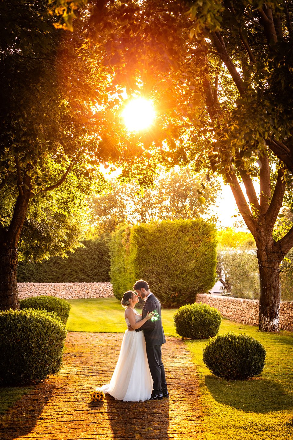 Gli sposi controluce giardino sole